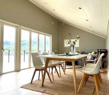 Oystese House | Hus sentralt i øystese med privatliv