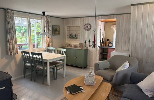 Hogsby House | Hus Sinnermåla – Forest Cabin by Lake Sinnern in Småland