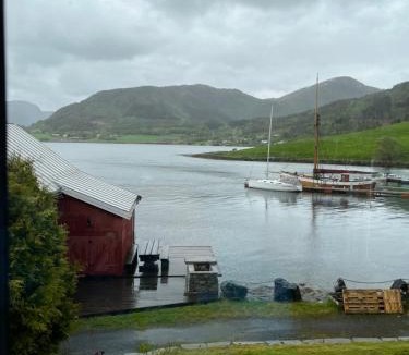 Valsoyfjord House | Hus ved Valsøyfjorden
