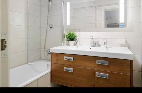 Hundhammeren Apartment | Hyggelig rom med kjøleskap og mikro samt eget bad og toalett, Nydelig utsikt over sjøen og kun 15 minutter fra Trondheim