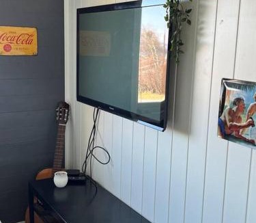 Hundhammeren Apartment | Hyggelig rom med kjøleskap og mikro samt eget bad og toalett, Nydelig utsikt over sjøen og kun 15 minutter fra Trondheim