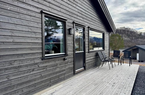 Torjulvagen House | Hytte i naturskjønne omgivelser ved fjorden