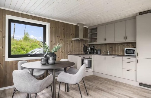 Torjulvagen House | Hytte i naturskjønne omgivelser ved fjorden