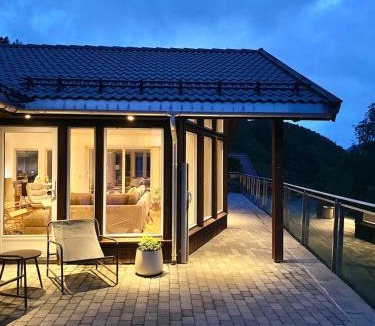 Farsund House | Hytte med basseng og jacuzzi med nydelig utsikt