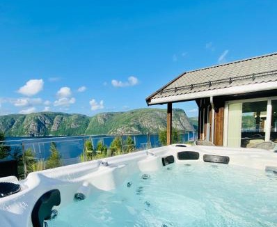Farsund House | Hytte med basseng og jacuzzi med nydelig utsikt