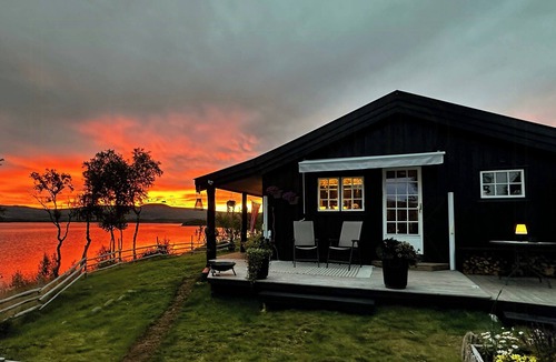 Holtalen House | Idyllic cabin by the water in Hessdalen