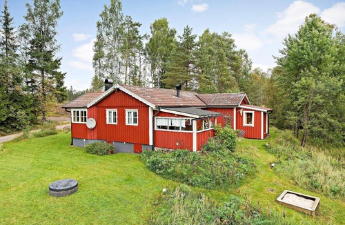 Svenljunga House | Idyllically situated, single-storey house with terrace