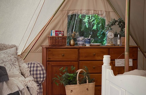 Skien Cabin | Idyllisk Glamping Rett ved Elven