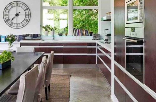 Ytterbystrand Villa | Internationell Stil Villa med Pool & Havsutsikt
