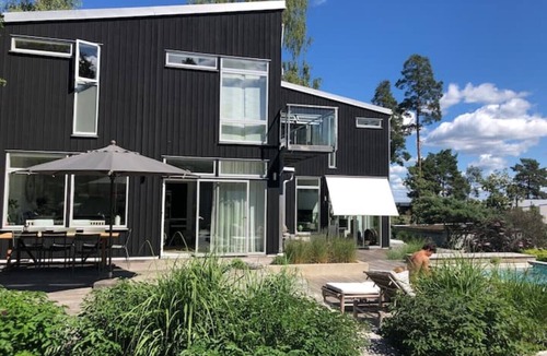 Ytterbystrand Villa | Internationell Stil Villa med Pool & Havsutsikt