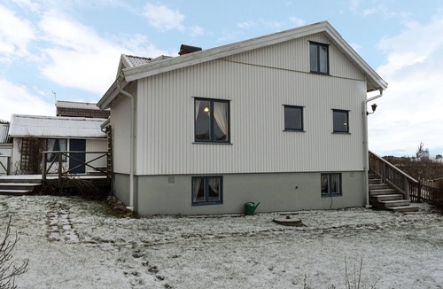 Kampersvik House | Inviting cottage for two families.