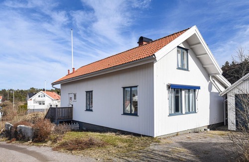 Kampersvik House | Inviting cottage for two families.