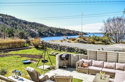 Lykling House | Inviting vacation home with beautiful sea view and large garden with sunny terrace.