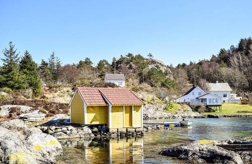 Lykling House | Inviting vacation home with beautiful sea view and large garden with sunny terrace.