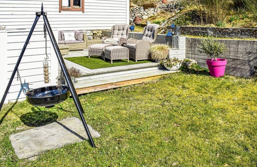 Lykling House | Inviting vacation home with beautiful sea view and large garden with sunny terrace.