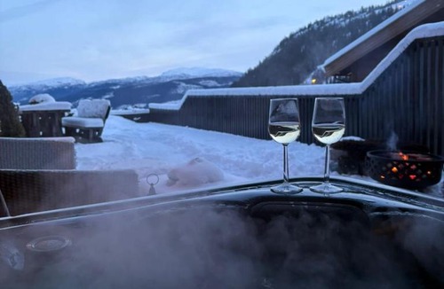 Voss Ski Chalet | Jacuzzi & Sauna Hilltop Spa Cabin with River Views