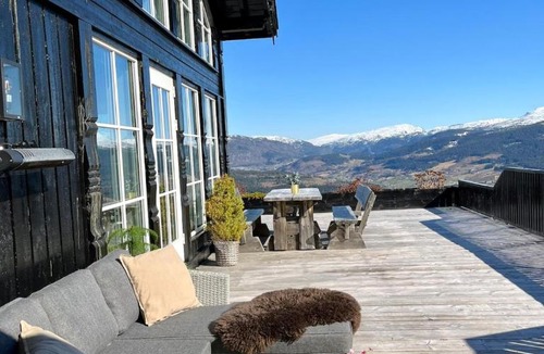 Voss Ski Chalet | Jacuzzi & Sauna Hilltop Spa Cabin with River Views