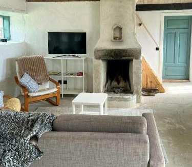 Burgsvik House | Kalkstenhus Nära Hoburgsgubben På Gotland