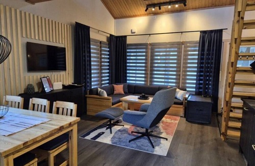 Rukatunturi House | Kivakka C 6 | 2BR Cabin near Lake | 2 Ski Passes