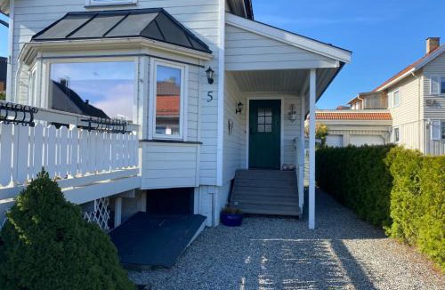 Drammen House | Koselig hus ved Elveparken, Drammen plus egen campingvogn på Homannsberget
