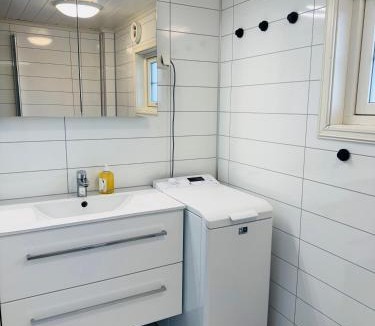 Hol Municipality House | Koselig hytte midt i fredelige omgivelser
