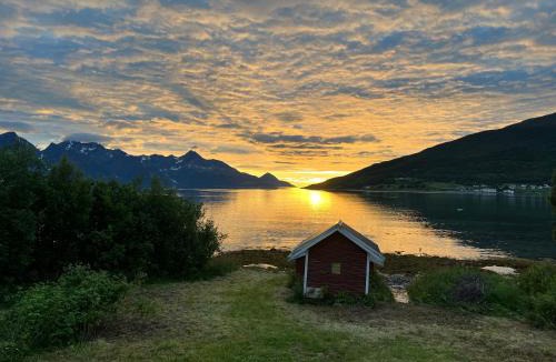 Lyngen House | Koselig hytte ved sjøen og Lyngsalpene