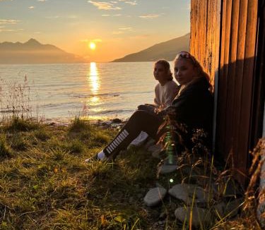 Lyngen House | Koselig hytte ved sjøen og Lyngsalpene