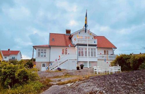 Karingon Apartment | Lägenhet med havsutsikt & uteplats i vårt hus på Käringön
