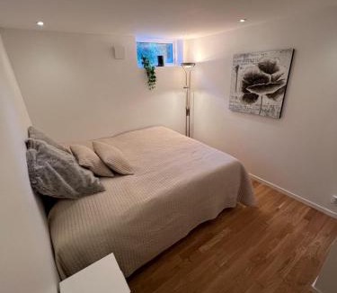 Vastra Frolunda Apartment | Lägenhet nära badplatser, Önnered