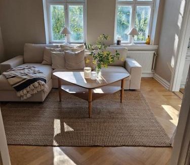 Gislov Apartment | Lärarinnabostad i vacker byskola