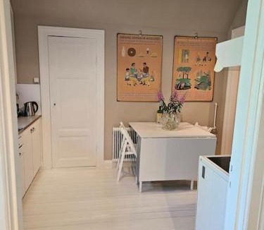 Gislov Apartment | Lärarinnabostad i vacker byskola