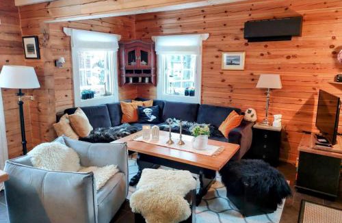 Kviteseid Ski Chalet | Laftet hytte i strandkanten med bade og fiske muligheter