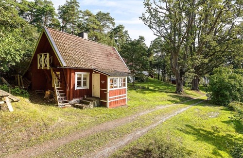 Ekero Cabin | Lake place with jetty and rowing boat