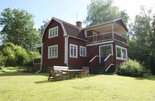 Lagersberg House | Lakefront cottage with private dock, boat, sauna and large garden with barbecue area