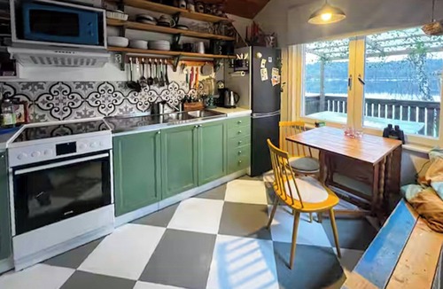 Lerum House | Lakeside cabin with paddle board