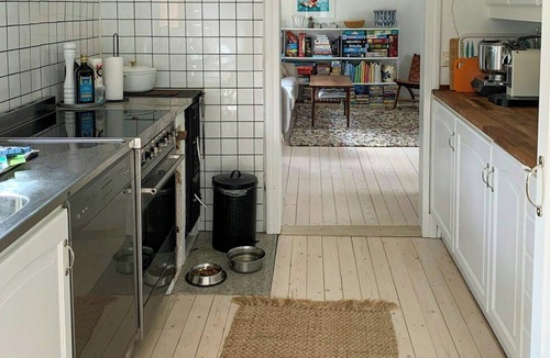 Sodersvik House | Lakeside cottage with pier and sauna in Spillersboda