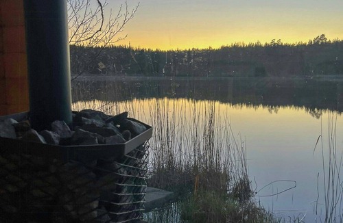 Sodersvik House | Lakeside cottage with pier and sauna in Spillersboda