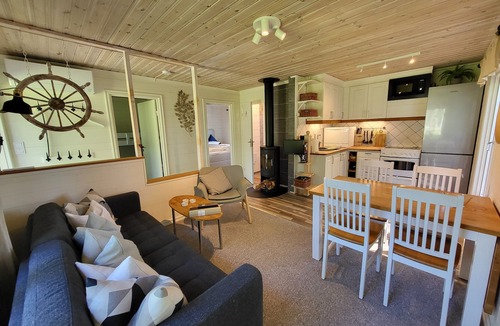 Fargelanda House | Lakeside retreat: Your stylish cottage getaway