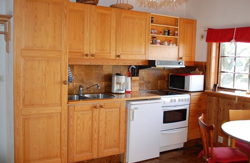 Ydre Municipality House | Landside cottage with horse riding offer!
