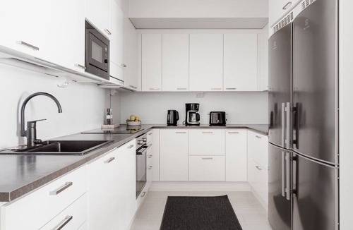 Etelainen District Apartment | Large 3BR Sauna Free Parking Walk to ferries