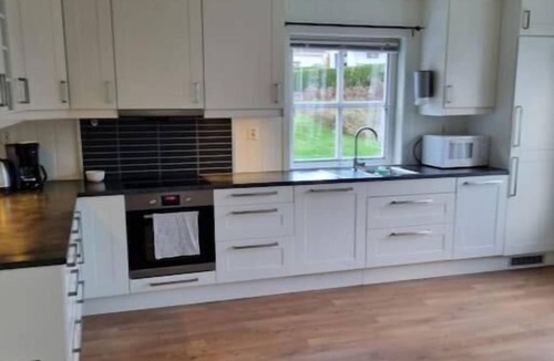 Flekkefjord House | Large 5-Bedroom, 2-Bathroom House in Hidra"
