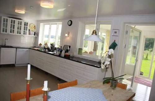 Vanern Villa | Large, child-friendly villa by the beach. WIFI.