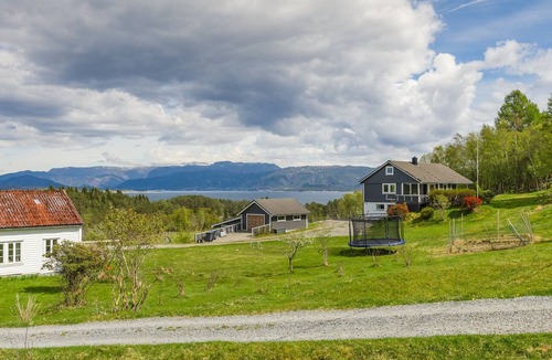 Lindas House | Large house by the fjord near Bergen