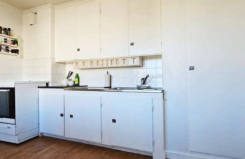 Skaerhamn House | Large House with Two Apartments in Central Skärhamn | SE09100