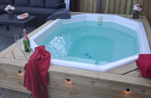 Olofstrom House | Large, lovingly renovated farmhouse – nature, hot tub, sauna, and boat