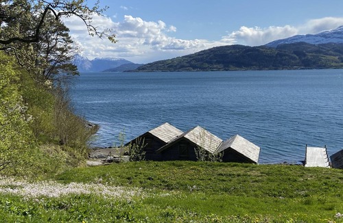 Kvam House | Large, spacious vacation home in the Hardangerfjord, right on the waterfront and featuring a hot tub.