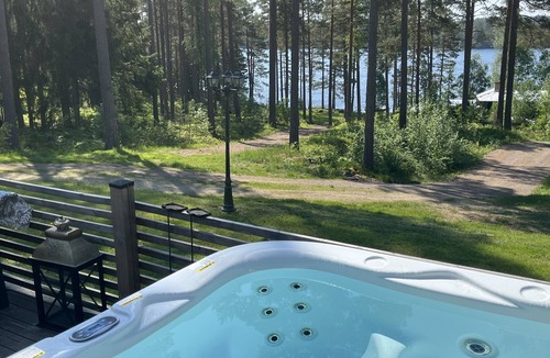 Hultsfred Ski Chalet | Large villa with SPA and lake view outside Hultsfred | SE05067