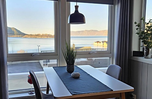 Selje Apartment | Leilighet i gangavstand til strand, sentrum og fjellet