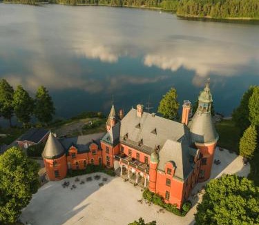 Upplands-Bro Municipality Hotel | Lejondals Slott