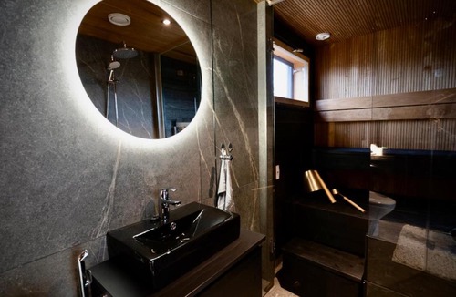 Sirkka Ski Chalet | Levi Glass Roof Lodge